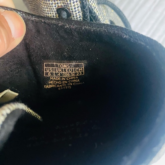 TOMS Textured Black and White Boots - Picture 3 of 6